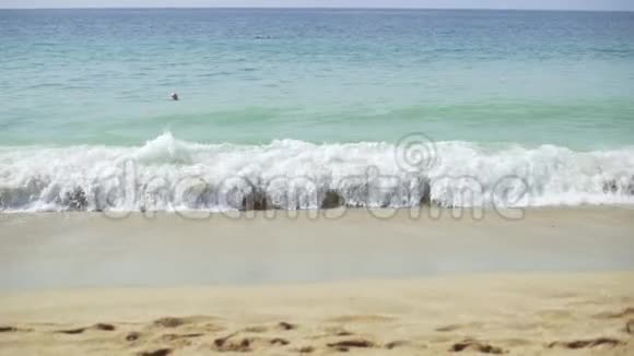 从沙质海岸看海潮海景视频的预览图
