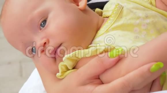 漂亮的三个月宝宝躺在妈妈手里视频的预览图