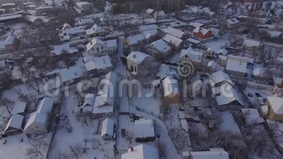日落时小镇空中天际线冬季足迹视频的预览图