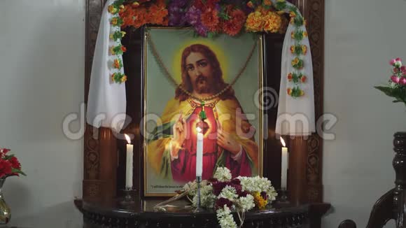 耶稣用蜡烛照的照片视频的预览图