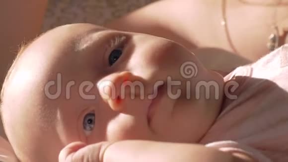 在明亮的阳光下的婴儿肖像视频的预览图
