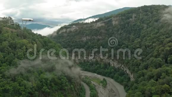 公路在山上空中录像视频的预览图