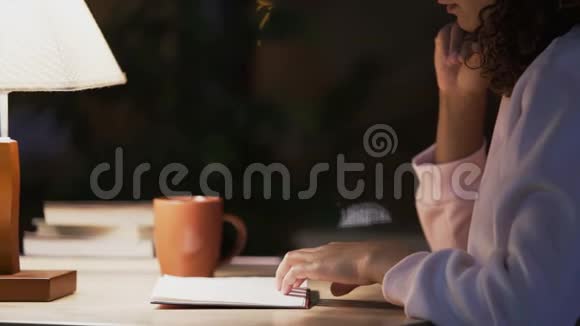 女孩在路边舒适的咖啡馆里热情地看书忘记了时间视频的预览图