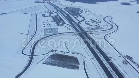 冬季波兰高速公路的鸟瞰图视频的预览图