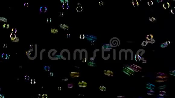 五颜六色的肥皂泡在右边飞出来黑色背景视频的预览图
