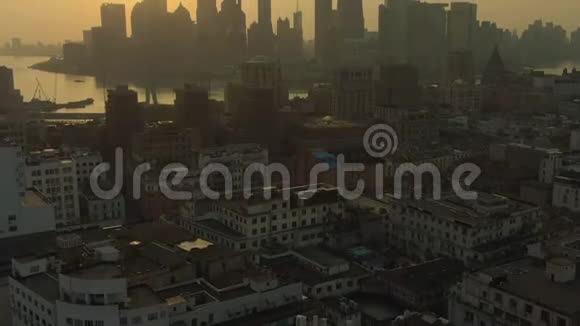 上海日出城景黄埔区和陆家嘴区中国鸟瞰图视频的预览图