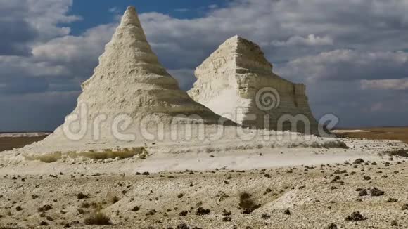 阿克托拉盖滑块4K的白垩平原上独特的白色金字塔岩视频的预览图