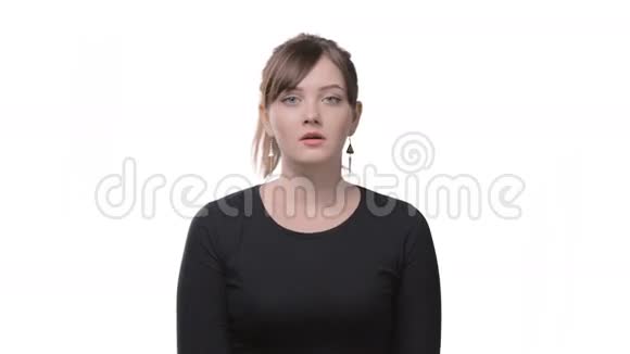 带着不开心的脸的无聊女人视频的预览图