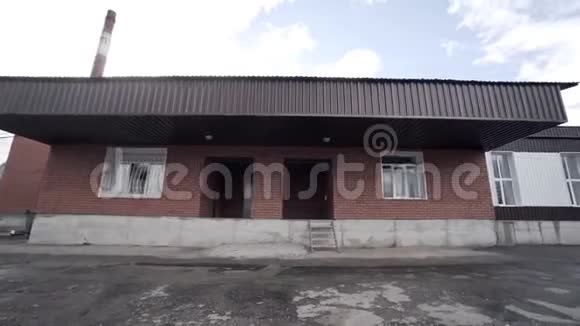 小工厂外部景观行动小型企业加工生产的老建筑立面视频的预览图