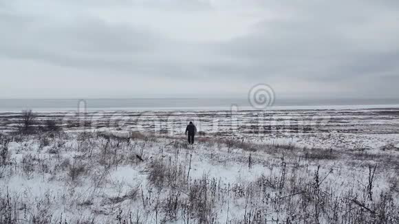 人与野性一个人在河口白雪皑皑的海岸视频的预览图