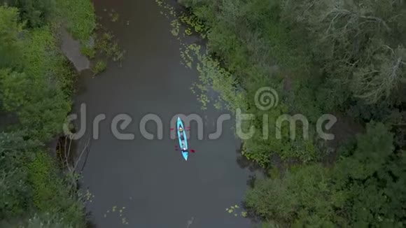 皮艇沿着河漂视频的预览图