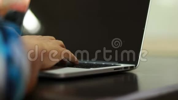 坐着的人用键盘按笔记本视频的预览图