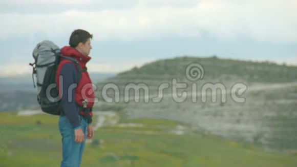 在山顶或山顶上看绿色山谷的人欣赏自然美景视频的预览图