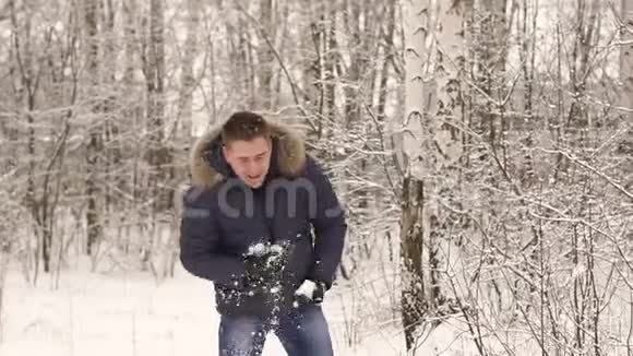 玩雪球的快乐男人的肖像视频的预览图