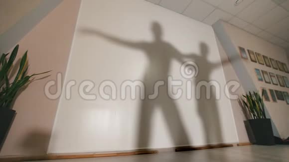 男人和女人穿着服装跳舞和排练拉丁美洲舞蹈的影子慢动作视频的预览图