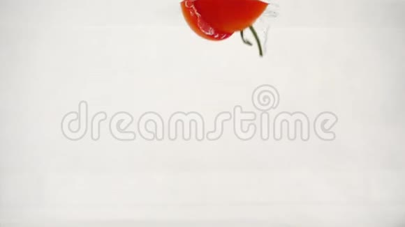 切好的西红柿掉进水里溅起泡泡慢镜头特写视频的预览图