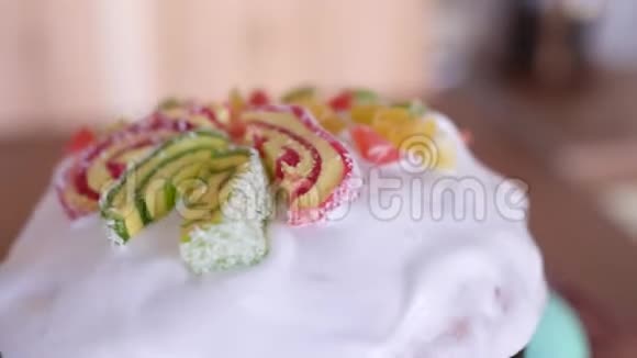 一个传统的复活节蛋糕用果酱和蜜饯装饰在美丽的玻璃板上旋转视频的预览图