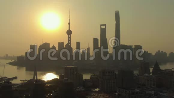 上海天际线在日出黄埔区和陆家嘴区中国鸟瞰图视频的预览图