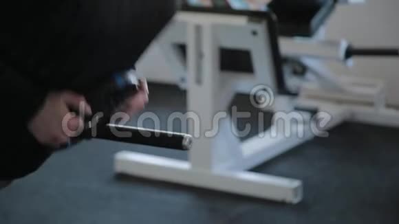 一个超重的成年男子在健身房里做过度伸展运动视频的预览图