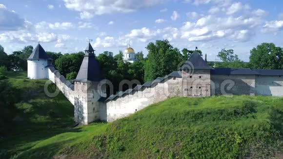 普斯科夫佩切斯克修道院塔楼的景观七月的晴天俄罗斯佩科拉视频的预览图