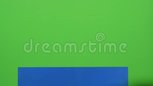 小男孩从一张蓝色的海报后面出现脸上的曲线再次隐藏起来绿色屏幕视频的预览图
