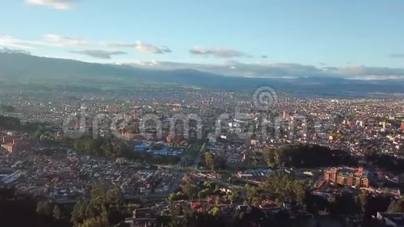 日落时分在厄瓜多尔的昆卡市上空进行Dran飞行视频的预览图