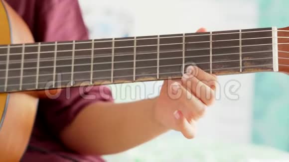 无名少年手弹吉他视频的预览图