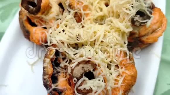 用奶酪和烤蔬菜烤蘑菇由有机食品制成的美味营养的素食菜肴视频的预览图