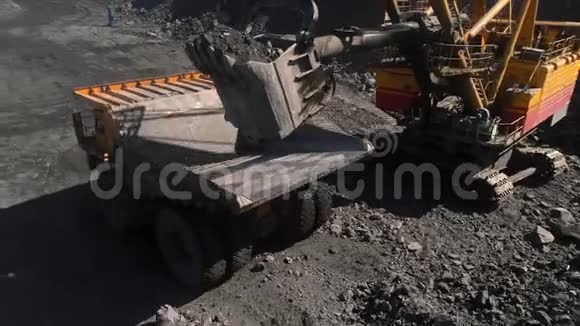 全景鸟瞰拍摄露天矿山采煤自卸汽车采石采掘工业剥离工作挖掘机视频的预览图