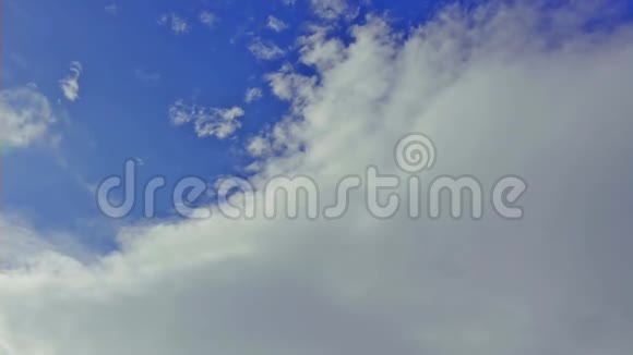 云朵层层天空蓝白视频的预览图