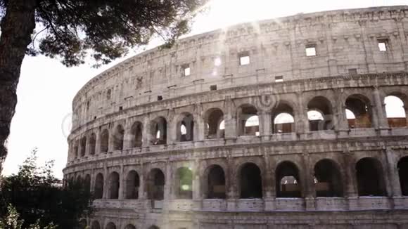 从左到右拍摄罗马的罗马竞技场竞技场又称弗拉维安圆形圆形剧场视频的预览图