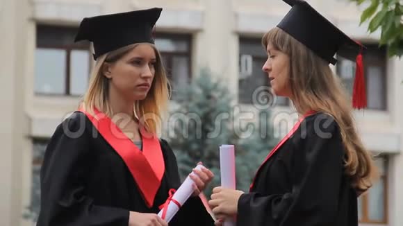 拥有文凭和谈论未来职业的漂亮女毕业生视频的预览图