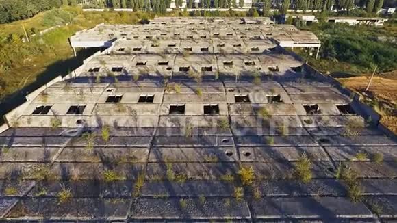 废弃建筑混凝土屋顶的鸟瞰图视频的预览图