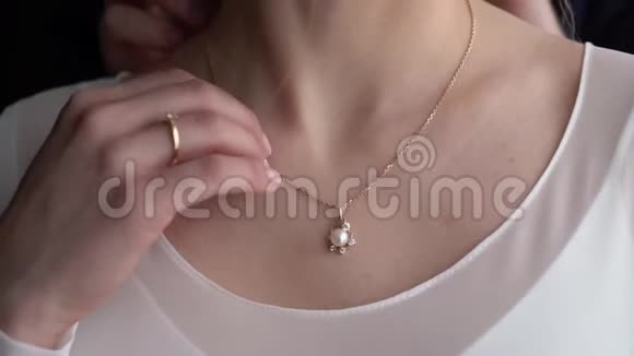 年轻的新娘胸前戴着一条豪华项链为年轻女子准备婚礼视频的预览图