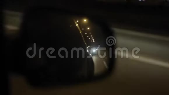 机翼镜子中移动车辆的反射晚上坐车去视频的预览图