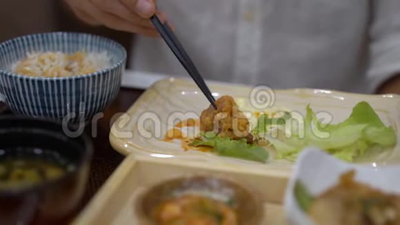 一个年轻人在日韩咖啡厅慢镜头拍摄亚洲美食视频的预览图