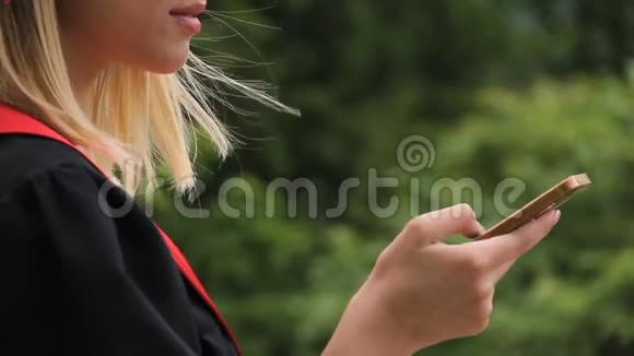 快乐女毕业生手机阅读信息现代科技视频的预览图