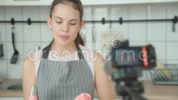 女人拍了一段视频用糕点包装饰蛋糕视频的预览图