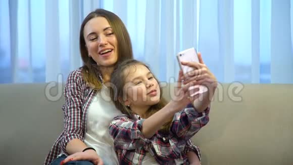 家庭休闲生活方式分享张贴自拍视频的预览图