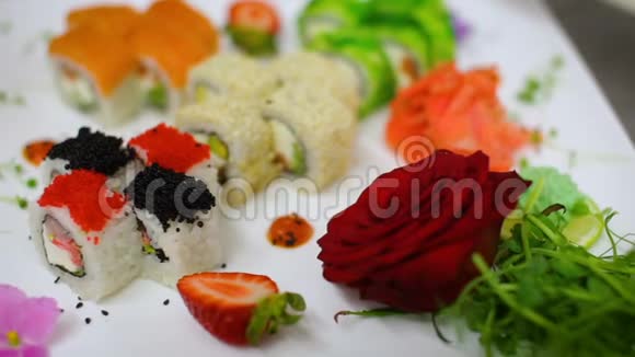美味的寿司以草莓沙拉和生姜为辅视频的预览图