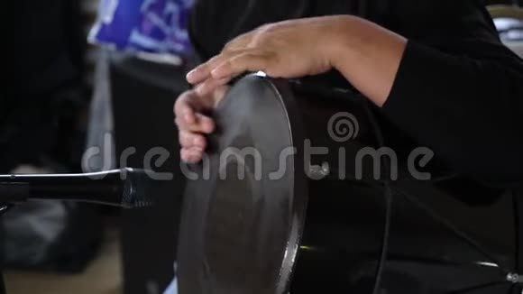 鼓手在音乐会上打鼓音乐家用鼓棒在舞台上演奏打击乐视频的预览图