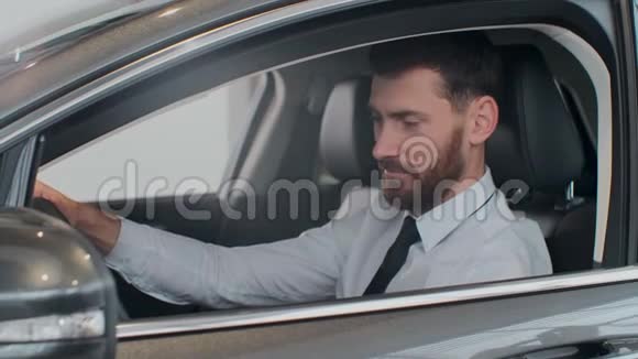 销售经理把钥匙交给坐在车里的人视频的预览图