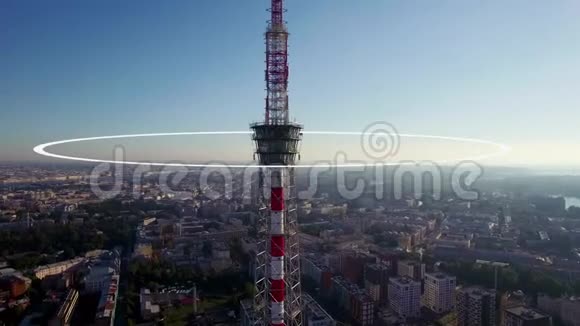 从高耸在城市上方的一个大电视天线传来的无线电波的可视化电话概念可视化视频的预览图