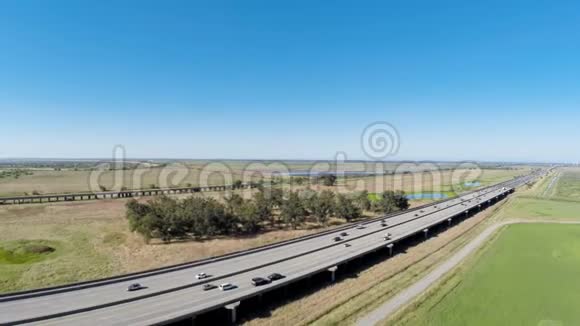在靠近高速公路的蓝天飞越草地视频的预览图