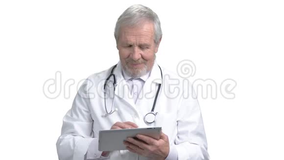 高级医生用他的数码平板电脑视频的预览图