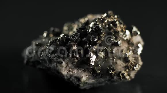 黑色背景下的宏山矿物视频的预览图