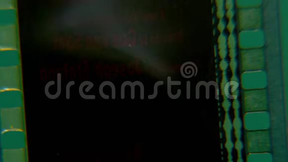 在绿色背景下的胶片融化视频的预览图