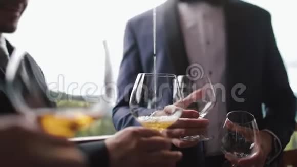 婚礼或庆典细节戴眼镜的男人在外面着眼镜视频的预览图