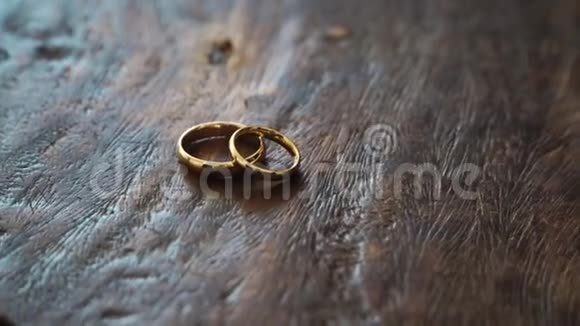 木制盒子上的金色结婚戒指视频的预览图