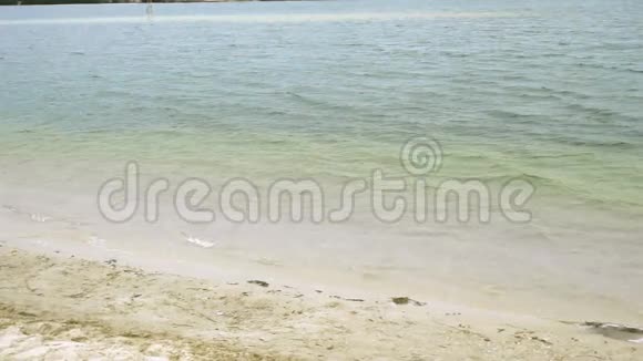 有趣的金发女郎在海滨跑步视频的预览图